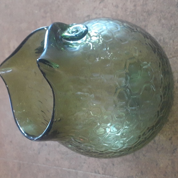 Honeycomb pattern owl green glass vase. - Picture 4 of 12